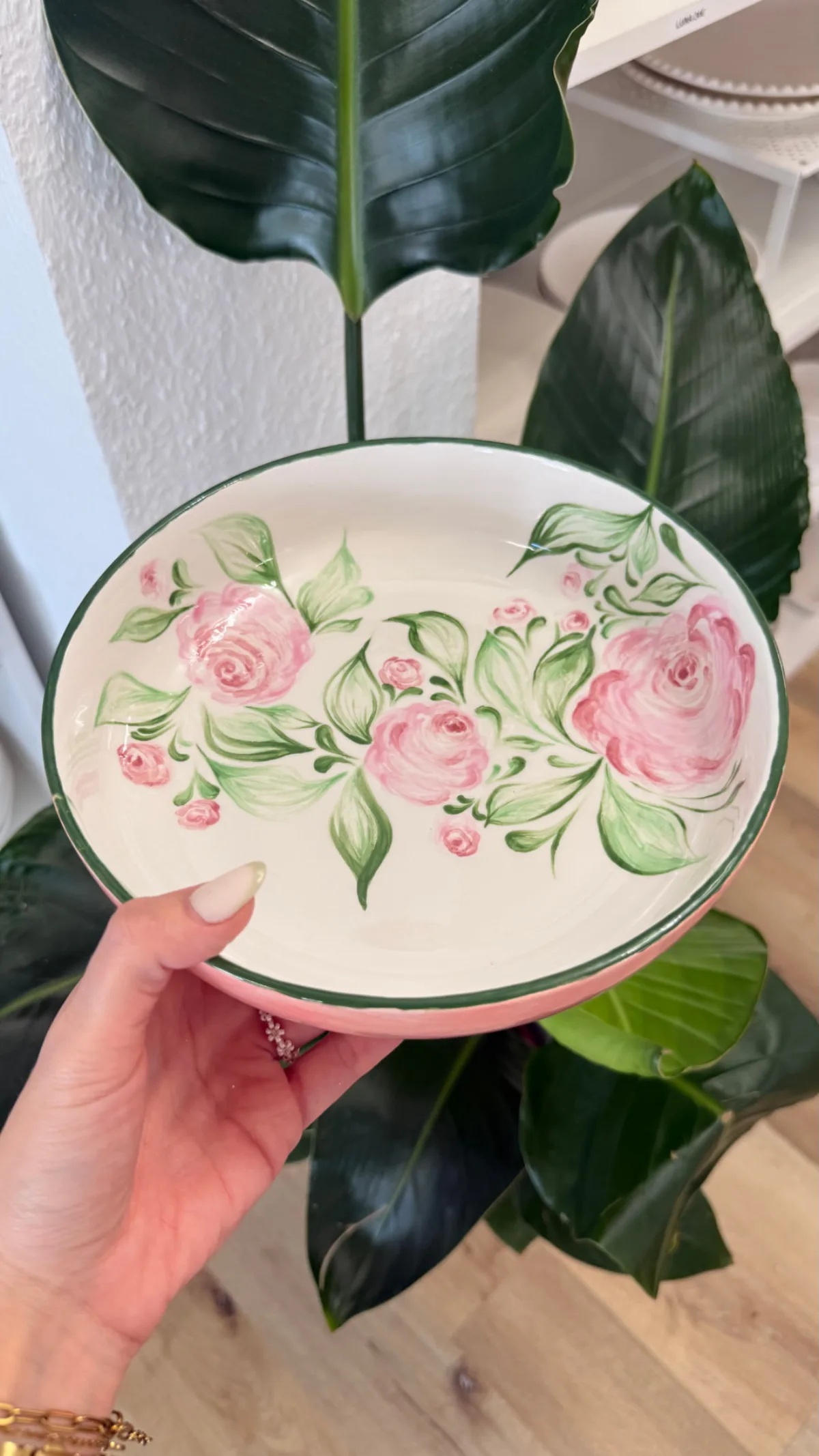 Fertig bemalte Keramikschale mit rosa Rosen und grünen Blättern