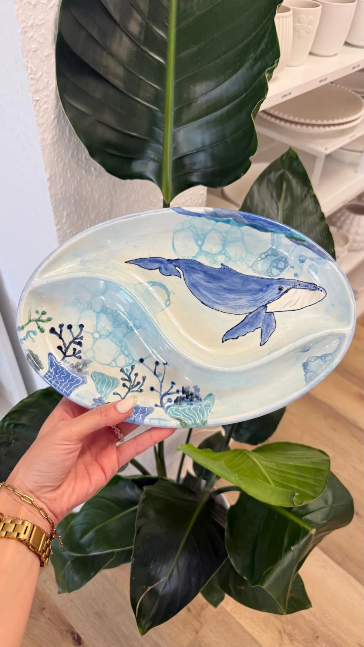 Fertig bemalte Keramikplatte mit blauem Wal und Meeresmotiven